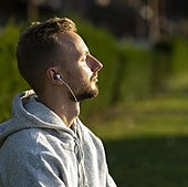 Cómo usar la respiración consciente para aliviar la carga mental