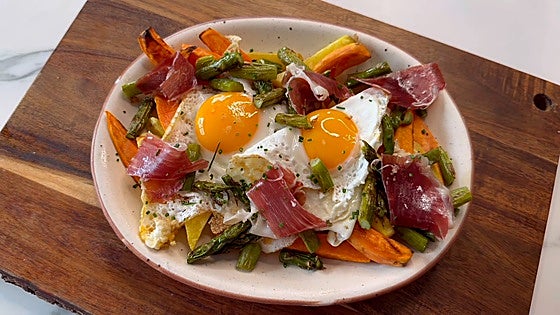 La receta de huevos rotos con boniatos y espárragos que propone el Chef Bosquet para una cena rápida y nutritiva
