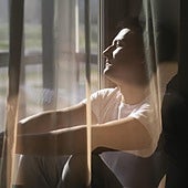 Una dermatóloga explica por qué no obtenemos vitamina D cuando el sol nos da a través del cristal