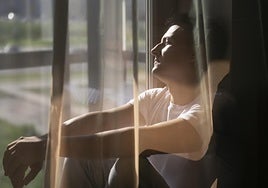 Una dermatóloga explica por qué no obtenemos vitamina D cuando el sol nos da a través del cristal: «La que sí pasa es la que envejece tu piel»