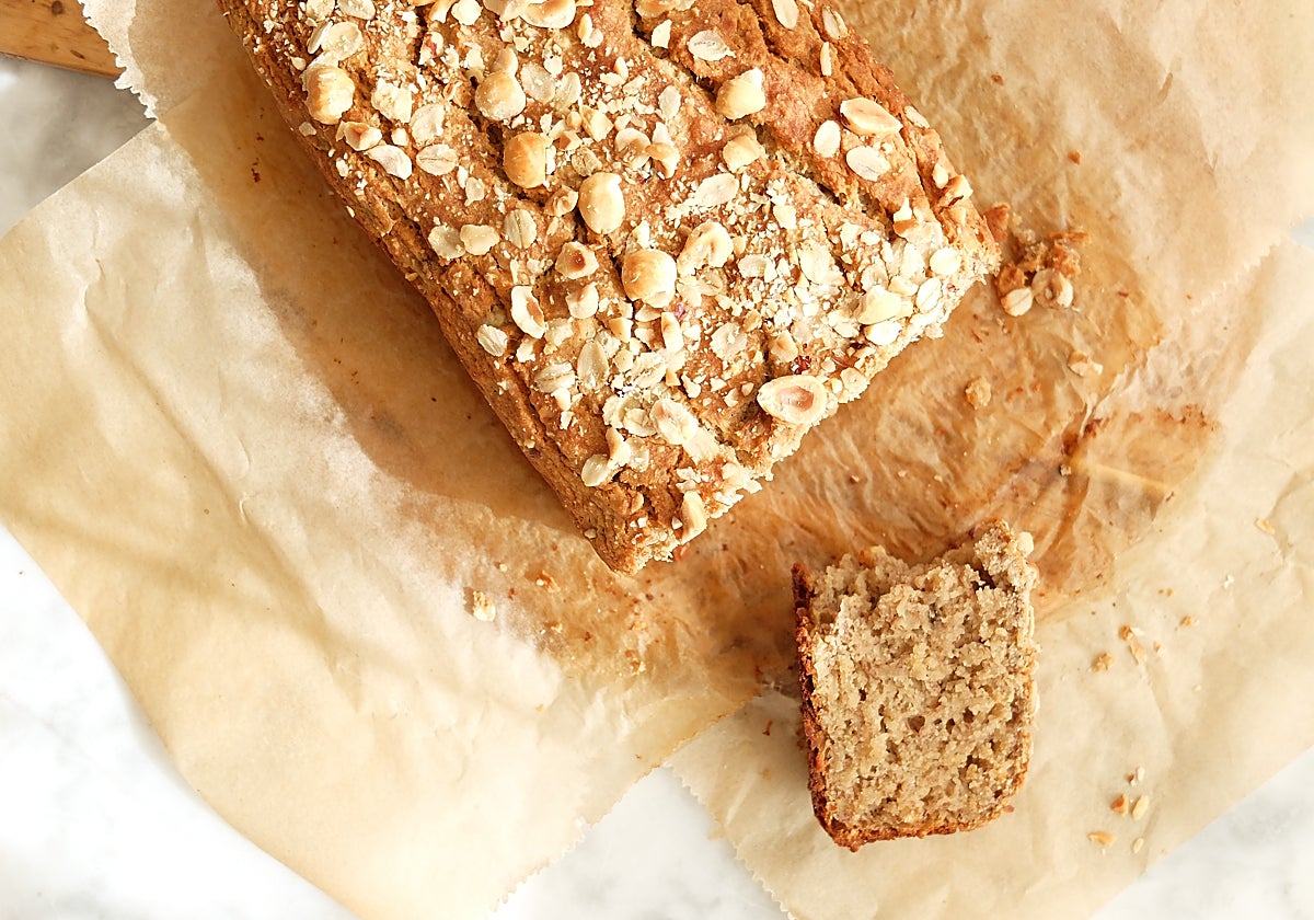 Así se prepara el pan de plátano.