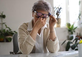 Gonzalo Bernabéu, oftalmólogo: «No llevar una gafa adecuada puede ayudar a que salgan orzuelos»