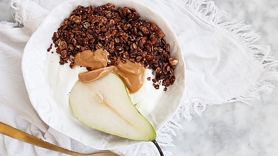 Bol de yogur y granola de chocolate con pera: el desayuno perfecto para tener energía