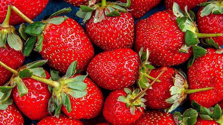 El doctor David Céspedes, especialista en longevidad, avisa sobre el consumo de fresas: «Son de las peores frutas que puedes comer»