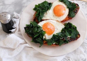 Boniatos asados rellenos de grelos y huevos: un manjar cargado de nutrientes