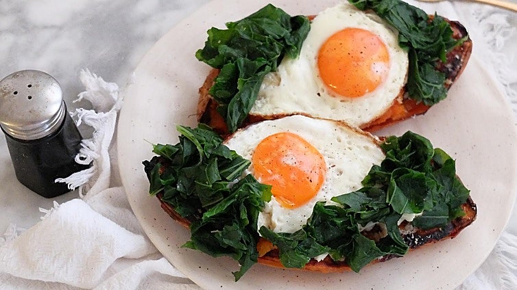 Boniatos asados rellenos de grelos y huevos: un manjar cargado de nutrientes