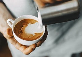 Aurelio Rojas, cardiólogo: «Si tomas café justo al despertar, la cafeína no te va a dar más energía, se superpone a tu niveles de cortisol»