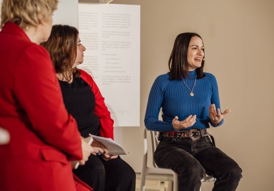 Ana León durante la jornada 'Círculo del Bienestar de Kitaeru', en la que habló de su libro