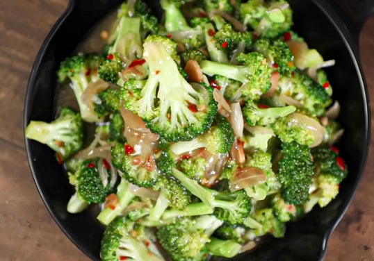 No hace falta complicarse porque se puede cocinar al vapor, en ensaladas, salteado...