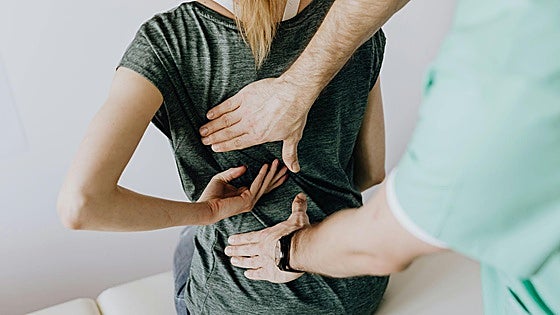 El consejo de una fisioterapeuta para sus pacientes de colon irritable: «Muchas veces no sabéis que vuestro dolor puede venir de otra zona»