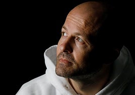 Xavi Cañellas, terapeuta: «El cuerpo no digiere la tensión emocional sostenida, de ahí tanta dolencia física»
