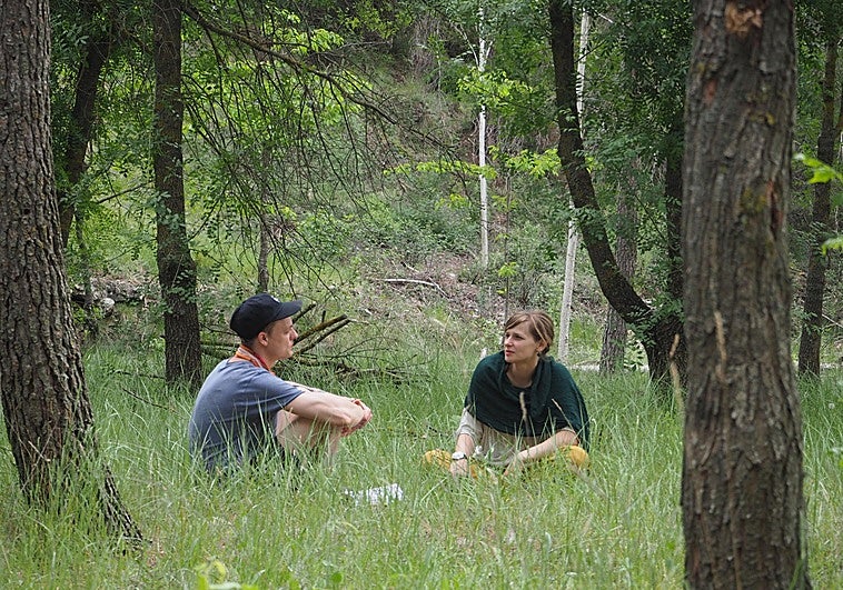 Jóvenes, participando en una sesión de terapia de naturaleza en Galicia.