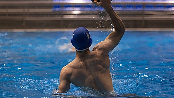 Antonio Pérez, fisioterapeuta, explica cómo puedes aguantar sin hundirte en una piscina y sin manos: «El secreto para flotar»