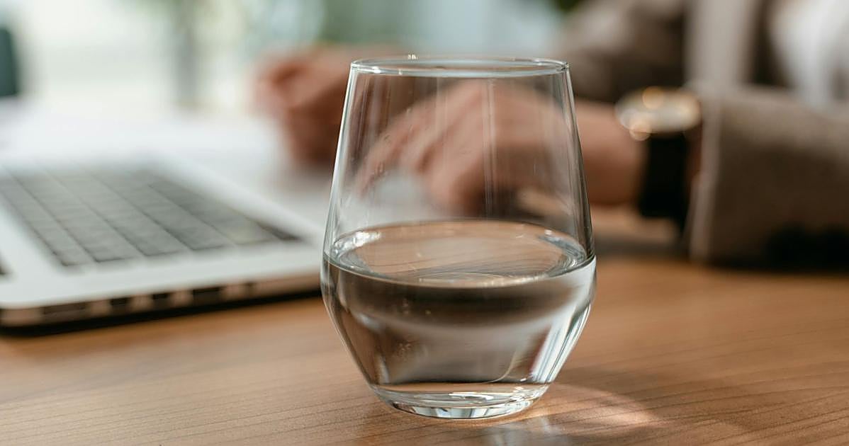 Los expertos en nutrición coinciden: «Beber agua caliente entre las 7 y las 9 de la mañana es beneficioso para la digestión»