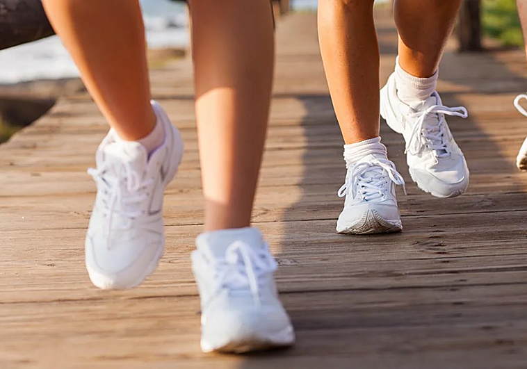 Los expertos coinciden en cuántos pasos caminar al día marcan la diferencia y cómo hacerlos para ganar años de vida