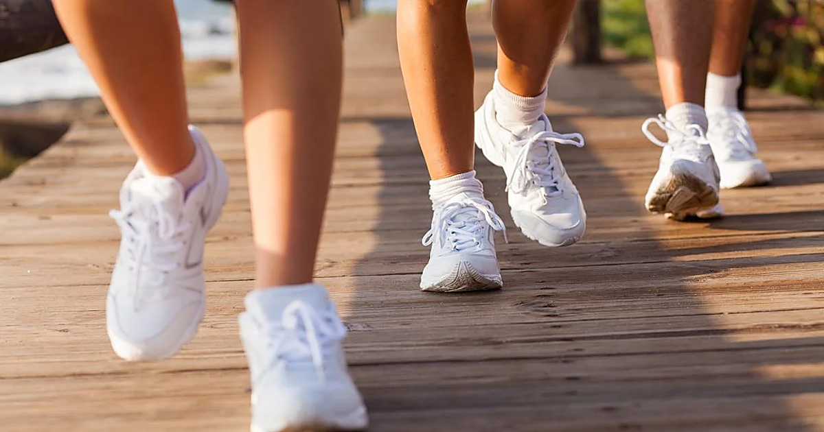 Los expertos coinciden sobre cuántos pasos al día marcan la diferencia: Así hay que caminar para ganar años de vida