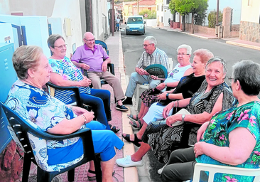 «Las mujeres viven más que los hombres porque hablan más en general, son más extrovertidas»