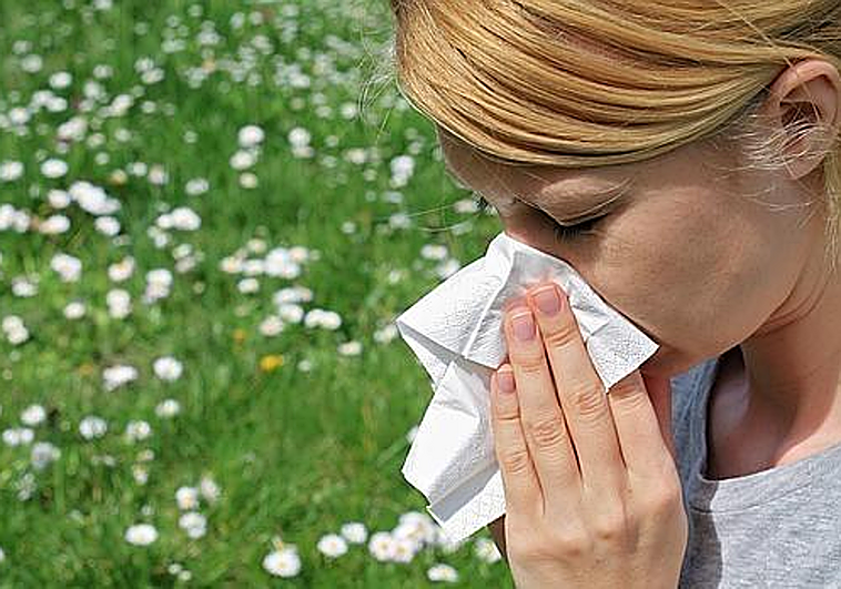 No es solo el polen: por qué lo que comes puede estar disparando tu alergia