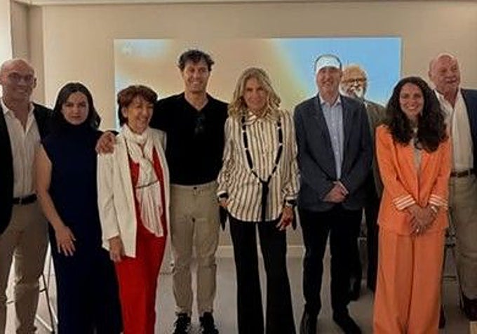 En el centro de la imagen, Teresa de la Cierva junto a Adalberto Pacheco y el resto de profesionales de Wone Health