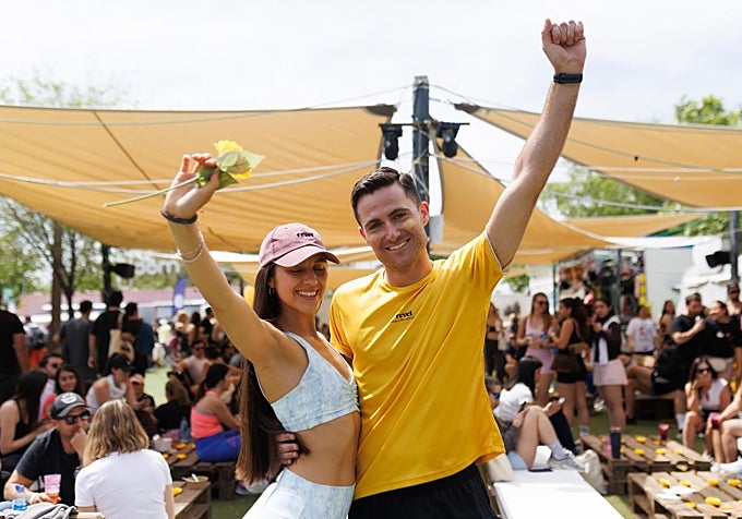 Sol acudió a Revel Fest con Conor, un irlandés que conoció hace un año en una celeberación similar