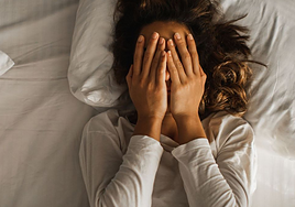 Los expertos en sueño coinciden: Dormir poco daña tanto al cerebro como consumir alcohol