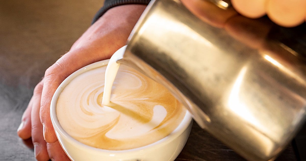 Los expertos coinciden: «Cuando añades leche al café, tu cuerpo absorbe menos antioxidantes y te aporta menos beneficios»