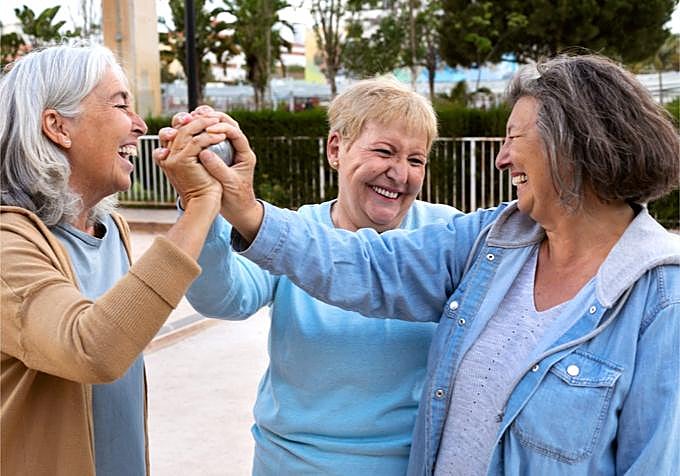 «Las relaciones de amistad son tan importantes como los lazos familiares para el bienestar psicológico en la edad adulta»