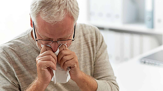 Juan José Zapata, experto en alergias: «Cada vez es más frecuente ver a mayores de 65 años con síntomas de alergia»
