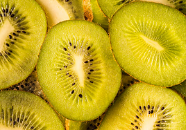 Un estudio lo confirma: comer dos kiwis al día ayuda a revertir los signos del envejecimiento en la piel