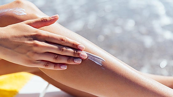 Leire Barrutia, dermatóloga: «Estos son los protectores solares que llevo de vacaciones, tanto para adultos como para bebés»