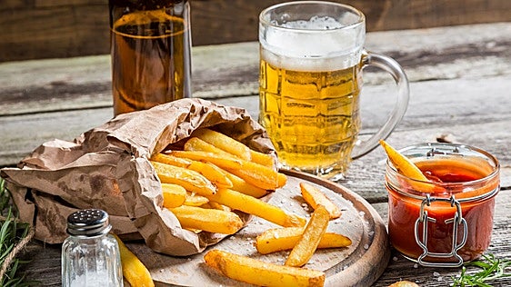 El alcohol te lanzará a los fritos, 'snacks' y ultraprocesados, pero puedes tener estas alternativas en la despensa