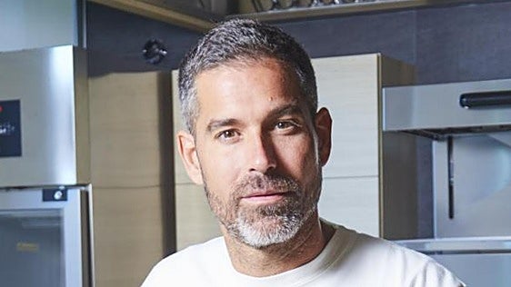 Pablo Ojeda, 44 años, tras perder 58 kilos: «Cuando hablamos de pérdida de peso, embarazo o menopausia, pocas veces hablamos de la piel»