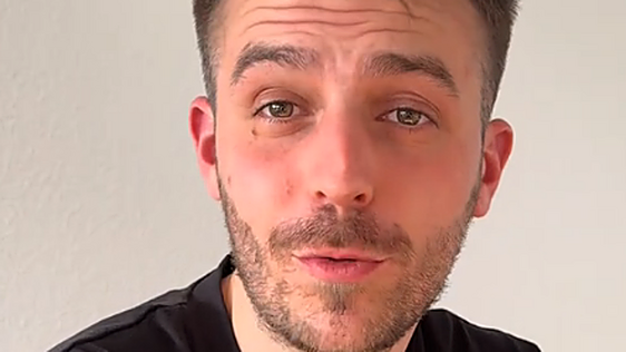 Adrián, psicólogo: «Si en terapia te preguntan por tus padres, querrán averiguar tus patrones de apego, tus modelos de relación y tu autoconcepto»