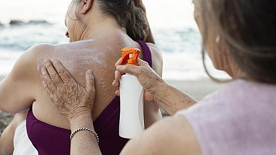 Ana Molina, dermatóloga, explica si se puede usar el protector solar del verano pasado: «Existe una gran confusión»