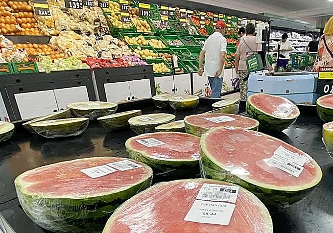 Sandías cortadas en el supermercado
