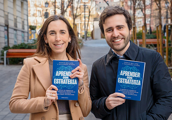 Alejandra Scherk y Ferran Ballard con el libro «Aprender con Estrategia»