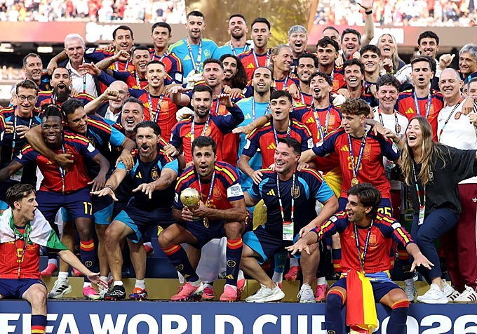 Viar, tras Ferran Torres durante la celebración del título.