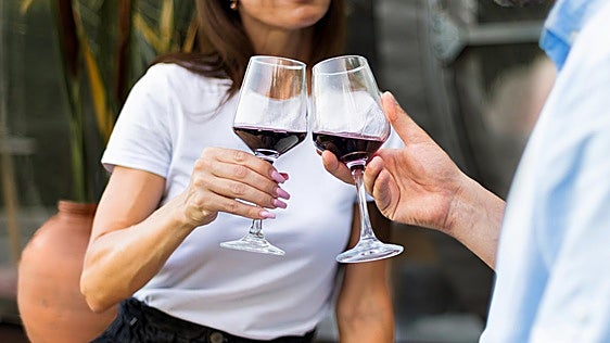 Ana Pérez, doctora: «La idea de que una copita de vino o una cerveza al día es saludable es la mayor mentira que os han contado»