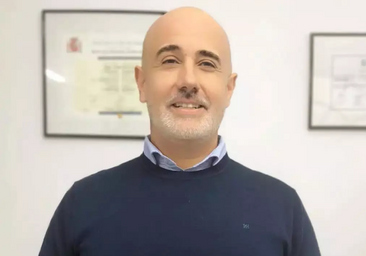 Roger Nebot, farmacéutico: «Muchas personas utilizan la Nivea del bote azul creyendo que protege del sol, pero no contiene filtros solares»