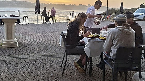 Los españoles ya cenan como europeos: las reservas para las ocho se triplican