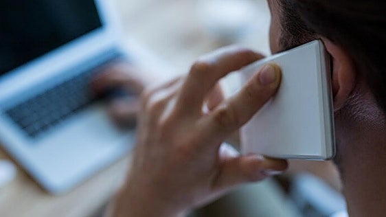 María Martín-Gamero, psicóloga: «Si eres de las que antes de llamar por teléfono ensaya la conversación, estás intentando controlar todo lo que pueda pasar»