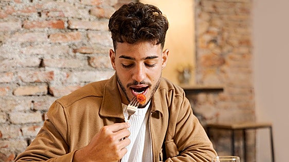 Sebastián La Rosa, médico especialista en longevidad: «Comer más temprano mejora la respuesta metabólica ante el mismo plato de comida»