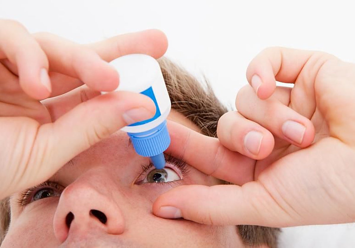 Manzanilla en los ojos, el remedio casero que los oftalmólogos piden evitar