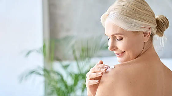 Ana Molina, dermatóloga: «Si tras salir de la ducha dejas este tiempo para aplicar la crema corporal, te va a hidratar el doble»