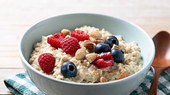 Marta González-Corró, doctora: «Un buen desayuno para el hígado y la microbiota es un porridge de avena con arándanos, frutos secos y semillas de lino y de cáñamo»