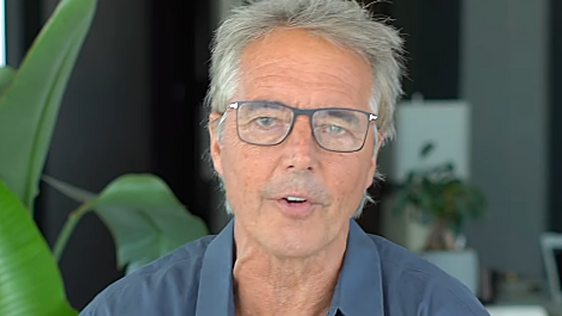 Dan Buettner, experto en longevidad: «Una de las mejores cosas que puedes hacer para añadir años a tu vida es tener un perro»