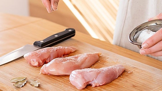 Cristina López, nutricionista: «Lavar el pollo bajo el grifo solo sirve para multiplicar los peligros en la cocina»