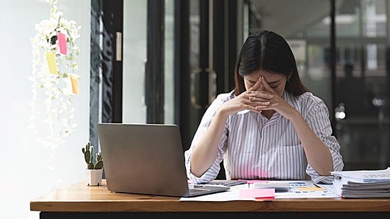 Sí, la astenia otoñal también existe y afecta más a las mujeres: así puedes combatirla