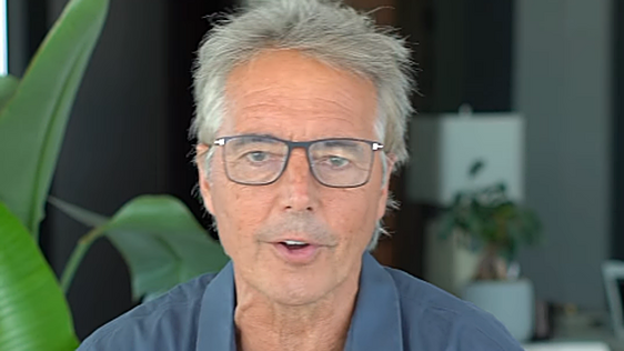 Dan Buettner, experto en longevidad: «El mejor snack que puedes comer para vivir 100 años son las palomitas de maíz hechas con aire caliente»
