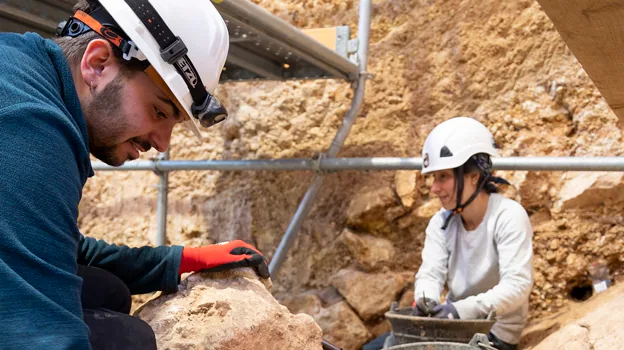 Edgar Téllez, membro del gruppo di ricerca Atapuerca, sta scavando il blocco K29 dove è apparso il reperto alla Sima del Elefante